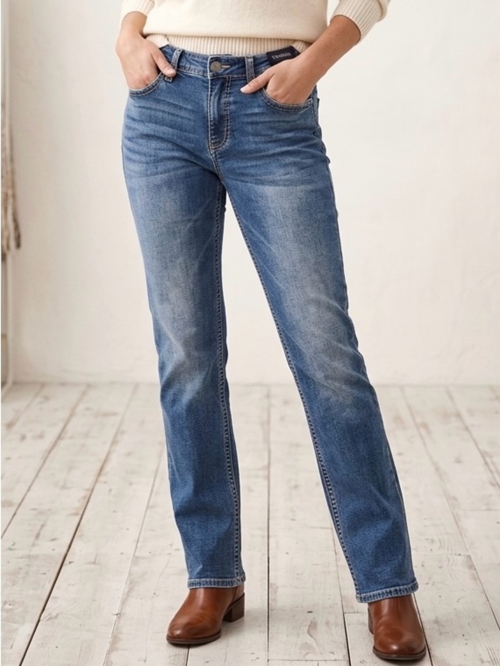 Vigoss Mid-Rise Straight Leg Jeans in Faded Blue